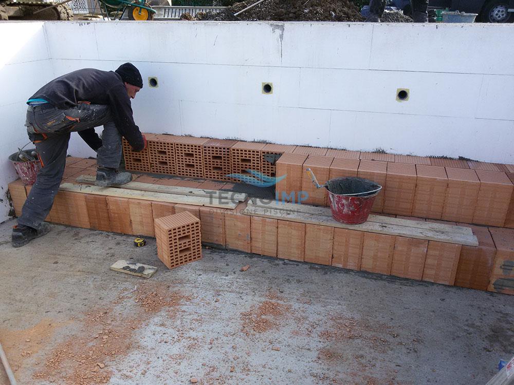 Operaio Tecnoimp al lavoro - Ristrutturazione piscine