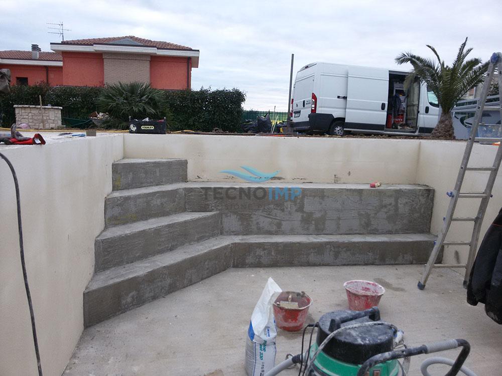 ristrutturazione piscina con scaletta ad angolo