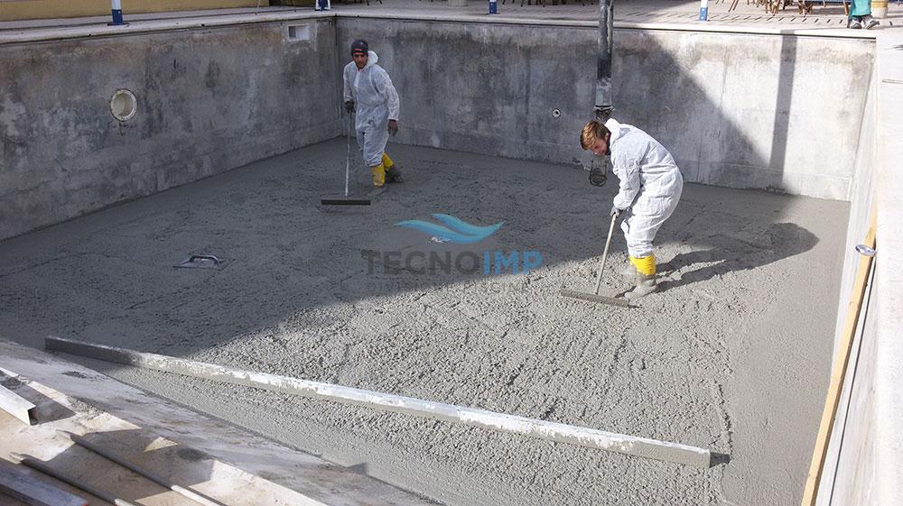 Operai al lavoro per ristrutturazione piscina