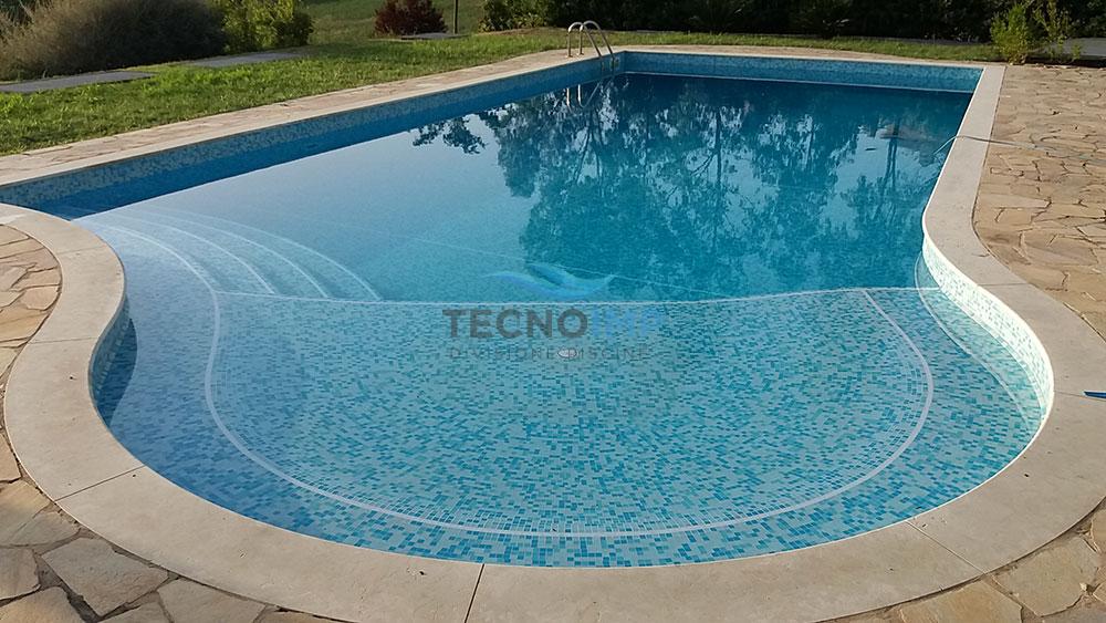 Piscina ristrutturata forma libera