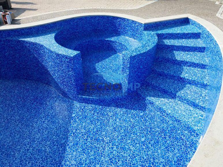 Rivestimenti Piscine in PVC - Piscina a forma libera con mosaico scaletta e vasca idromassaggio