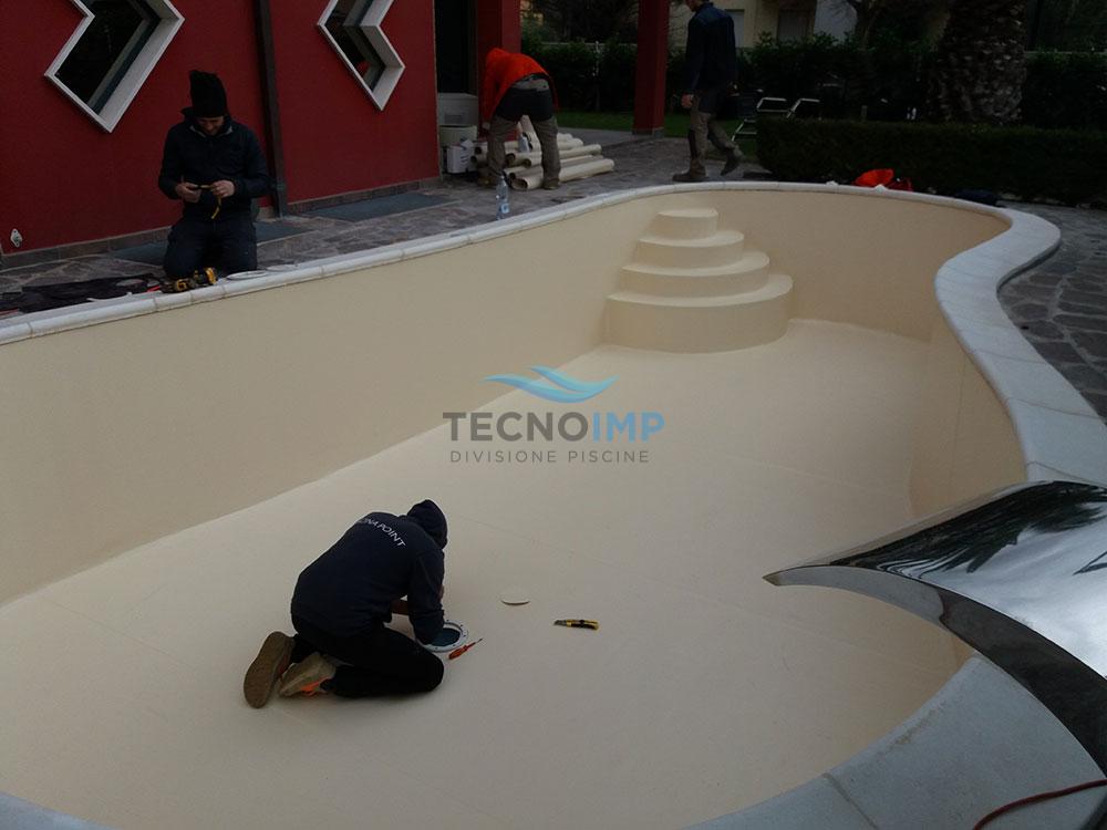 Rivestimenti e Finiture Piscine in PVC Tecnoimp - Piscina a forma libera con scaletta semicircolare