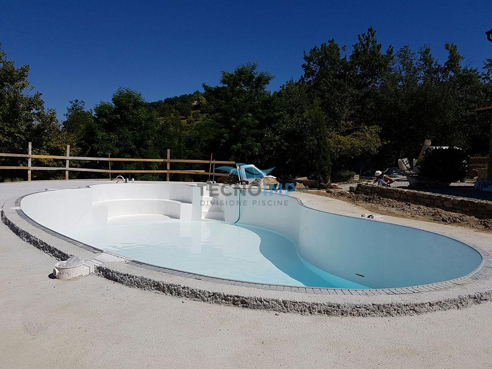 Rivestimenti e Finiture Piscine in PVC Tecnoimp - Piscina ovale con scalette - cliente Ciampini