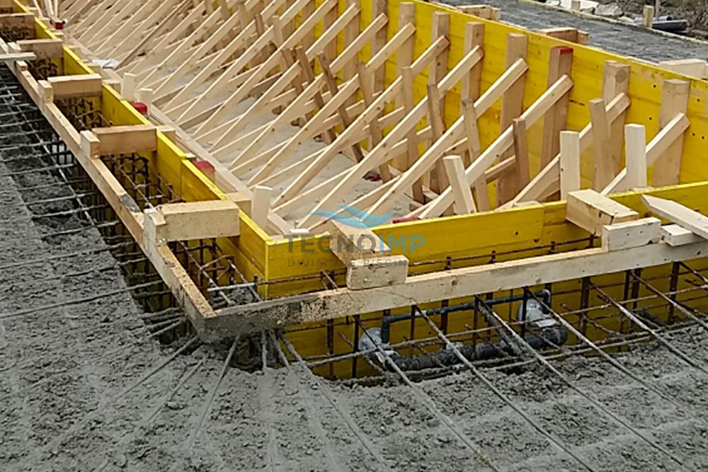 Particolare di una piscina in cemento armato controterra nella fase di getto, realizzata con sistema barchetta Tecnoimp